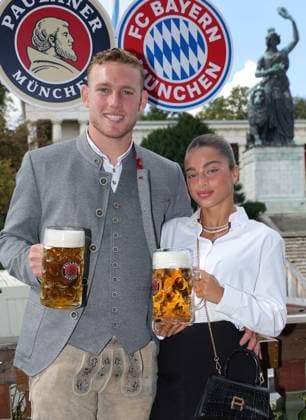 Noa Kirel, girlfriend of Daniel Peretz, FCB 24 goalkeeper at the visit of the beer festival Oktoberfest, Wiesn of the football team FC BAYERN MUENCHEN on Sept 24, 2023 in Munich, Germany. Season 2023 2024, 1.Bundesliga, FCB, München, -- Poolfoto FC Bayern Pool , EDITORIAL USE ONLY
