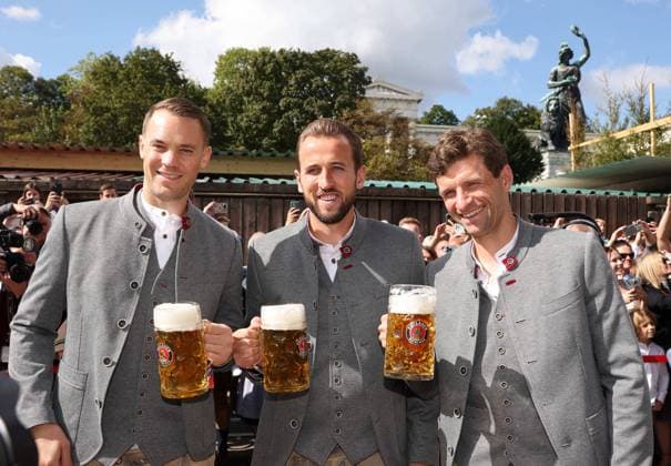 Manuel NEUER, goalkeeper FCB 1 Harry Kane, FCB 9 Thomas MUELLER, MÜLLER, FCB 25 at the visit of the beer festival Oktoberfest, Wiesn of the football team FC BAYERN MUENCHEN on Sept 24, 2023 in Munich, Germany. Season 2023 2024, 1.Bundesliga, FCB, München, -- Poolfoto FC Bayern Pool , EDITORIAL USE ONLY