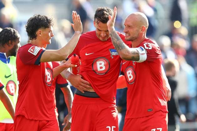 Sport Themen der Woche KW38 Sport Bilder des Tages 24.09.2023, xtgx, Fussball 2. Bundesliga, Holstein Kiel - Hertha BSC emspor, v.l. Fabian Reese (Hertha, 11), Haris Tabakovic (Hertha, 25), Toni Leistner (Hertha, 37) Jubel ueber den Sieg, Jubel nach Spielende (DFL DFB REGULATIONS PROHIBIT ANY USE OF PHOTOGRAPHS as IMAGE SEQUENCES and or QUASI-VIDEO) Kiel *** 24 09 2023, xtgx, football 2 Bundesliga, Holstein Kiel Hertha BSC emspor, v l Fabian Reese Hertha, 11 , Haris Tabakovic Hertha, 25 , Toni Leistner Hertha, 37 cheering about the victory, cheering after the end of the game DFL DFB REGULATIONS PROHIBIT ANY USE OF PHOTOGRAPHS as IMAGE SEQUENCES and or QUASI VIDEO Kiel