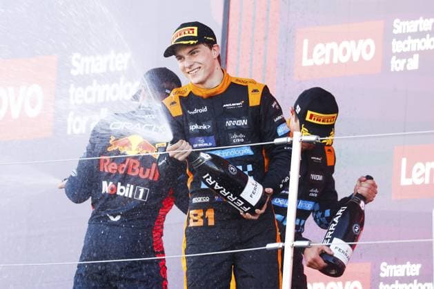 PIASTRI Oscar (aus), McLaren F1 Team MCL60, portrait NORRIS Lando (gbr), McLaren F1 Team MCL60, portrait VERSTAPPEN Max (ned), Red Bull Racing RB19, portrait podium champagne ferrari during the 2023 Formula 1 Lenovo Japanese Grand Prix, 16th round of the 2023 Formula One World Championship, WM, Weltmeisterschaft from September 22 to 24, 2023 on the Suzuka International Racing Course, in Suzuka - F1 - JAPANESE GRAND PRIX 2023 - RACE DPPI Panoramic 00123037_F12023GP17JAP_HZ_9103