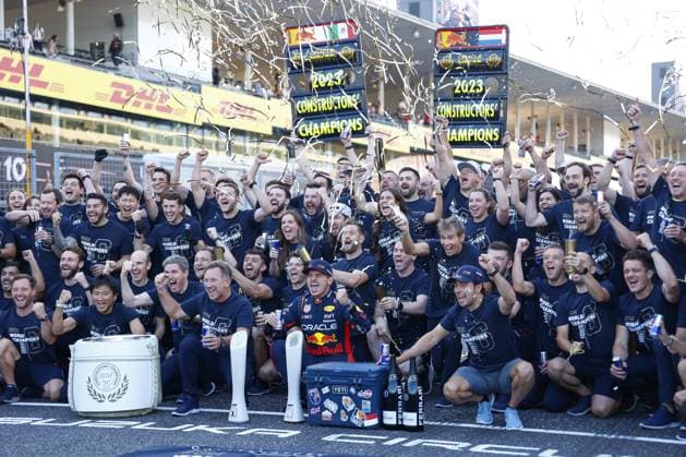 VERSTAPPEN Max (ned), Red Bull Racing RB19, portrait celebrates Red Bull Racing 2023 constructor champion with HORNER Christian (gbr), Team Principal of Red Bull Racing, portrait PEREZ Sergio (mex), Red Bull Racing RB19, portrait mechanic, mecanicien, mechanics during the 2023 Formula 1 Lenovo Japanese Grand Prix, 16th round of the 2023 Formula One World Championship, WM, Weltmeisterschaft from September 22 to 24, 2023 on the Suzuka International Racing Course, in Suzuka - F1 - JAPANESE GRAND PRIX 2023 - RACE DPPI Panoramic 00123037_F12023GP17JAP_HZ_10102