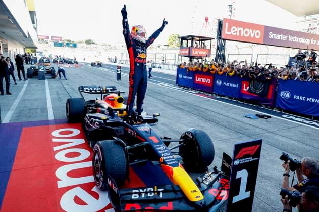VERSTAPPEN Max (ned), Red Bull Racing RB19, portrait celebration Red Bull Racing constructor™s championship 2023 during the 2023 Formula 1 Lenovo Japanese Grand Prix, 16th round of the 2023 Formula One World Championship, WM, Weltmeisterschaft from September 22 to 24, 2023 on the Suzuka International Racing Course, in Suzuka - F1 - JAPANESE GRAND PRIX 2023 - RACE DPPI Panoramic  00123037_F12023GP17JAP_JK183890A