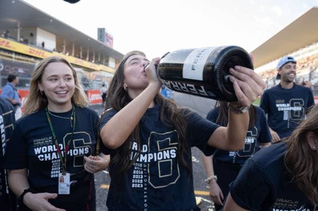 September 24, 2023, Suzuka, Mie Prefecture, Japan: Oracle Red Bull Racing mechanics celebrates winning the World Constructors Championship by points at the 2023 Formula 1 Japanese Grand Prix. Suzuka Japan - ZUMAb177 20230924_aap_b177_111 Copyright: xTaidghxBarronx