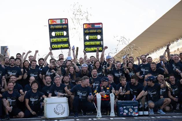 September 24, 2023, Suzuka, Mie Prefecture, Japan: Oracle Red Bull Racing team principal CHRISTAIN HORNER, drivers MAX VERSTAPPEN (NED) of Red Bull Racing 1 and SERGIO PEREZ (MEX) of Red Bull Racing 11 and team mechanics celebrates winning the World Constructors Championship by points at the 2023 Formula 1 Japanese Grand Prix. Suzuka Japan - ZUMAb177 20230924_aap_b177_128 Copyright: xTaidghxBarronx