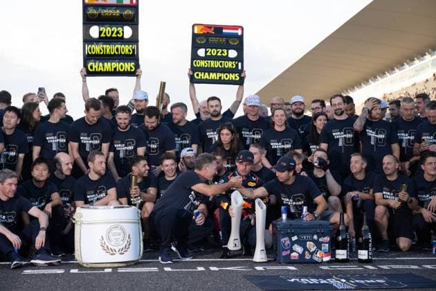 September 24, 2023, Suzuka, Mie Prefecture, Japan: Oracle Red Bull Racing team principal CHRISTAIN HORNER, drivers MAX VERSTAPPEN (NED) of Red Bull Racing 1 and SERGIO PEREZ (MEX) of Red Bull Racing 11 and team mechanics celebrates winning the World Constructors Championship by points at the 2023 Formula 1 Japanese Grand Prix. Suzuka Japan - ZUMAb177 20230924_aap_b177_130 Copyright: xTaidghxBarronx