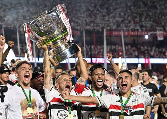 Sport Themen der Woche KW38 Sport Bilder des Tages Morumbi Stadium Rafinha and the Sao Paulo players, celebrate the title after the match between Sao Paulo and Flamengo, in the Final of the Copa do Brasil 2023, at the Morumbi Stadium, this Sunday 24. 30761 (Gledston Tavares SPP)  Copyright: xGledstonxTavaresx xSPPx spp-en-GlTa-GDT_8254