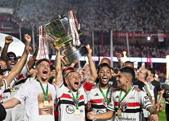 Morumbi Stadium Rafinha and the Sao Paulo players celebrate the title after the match between Sao Paulo and Flamengo, in the Final of the Copa do Brasil 2023, at the Morumbi Stadium, this Sunday 24. 30761 (Gledston Tavares SPP) Copyright: xGledstonxTavaresx xSPPx spp-en-GlTa-GDT_8259