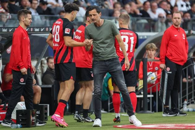 Soccer 1 Bundesliga Eintracht Frankfurt SC Freiburg on 24 09 2023 in Deutsche Bank Park in Frankfurt coach Dino Toppmöller Toppmoller Frankfurt wishes Nacho Ferri Frankfurt 48 good luck MH