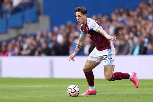 Chelsea gegen Aston Villa 24. September 2023, London Premier League Fußball Chelsea gegen Aston Villa Nicolo Zaniolo von Aston Villa Foto Jacques Feeney Abseits London UK  Copyright: xJacquesxFeeneyx xOffsidexOffside