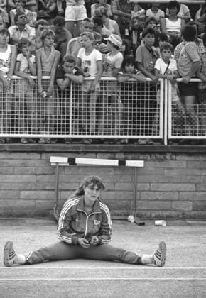 DDR, Leichtathletik, internationale Wettkämpfe: Dresden, Heinz-Steyer-Stadion, Olympischer Tag, 03.07.1986. Hier: Speerwerferin Antje Zöllkau sitzt während des Wettkampfes zwischen ihren Versuchen auf der Bahn. Zuschauer (Kinder Jugendliche) im Hintergrund. Veröffentlichung in Sächsische Zeitung 04.07.1986: 36.000 erlebten große Wettkämpfe beim XXIV. Olympischen Tag: Die Krönung war Heike Drechslers Fabelsprung: Weltrekord egalisiert! Spitzenathleten aus 26 Ländern gestern Abend in Dresden am Start ... Zum großen leichtathletischen Jahreshöhepunkt in unserer Republik gestaltete sich gestern Abend in Dresden der XXIV. Olympische Tag, der erstmals als Grand-Prix-Wettkampf durchgeführt wurde. Vor über 36.000 Zuschauern im ausverkauften Heinz-Steyer-Stadion waren Spitzenathleten aus 26 Ländern aller fünf Kontinente am Start, allein fünf Weltrekordler sowie zahlreiche Weltmeister und Olympiasieger. *** GDR, Sports, Athletics, International Competitions Dresden, Heinz Steyer Stadium, Olympic Day, 03 07 1986 here Speerwerferin Antje Zöllkau sits during the Competition between theirs try on the Railway Spectators Children youngsters in Background Publication in Saxon Newspaper 04 07 1986 36 000 experienced Size Competitions the XXIV Olympic Day The Coronation was Heike Drechslers Fable Jump World record egalisiert Top athletes out 26 Countries Yesterday Evening in Dresden at Start to grand athletics Annual peak in our Republic designed to Yesterday Evening in Dresden the XXIV Olympic Day, the the first time as Grand Prix Competition carried out was before above 36 000 Spectators in sold out Heinz Steyer Stadium were Top athletes out 26 Countries all Five Continents at Start, alone Five World and Numerous World Champion and Olympic medalists Copyright: xSZ MarionxGröningx