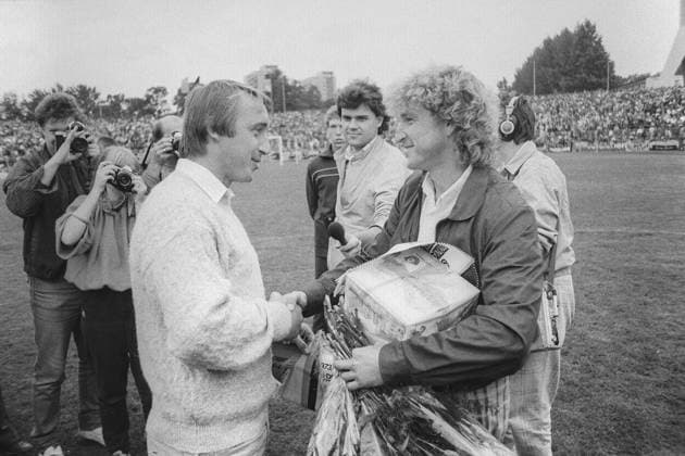 Fußball, historisch, Dynamo Dresden, Hans-Jürgen Dixie Dörner. Karriere-Ende, Verabschiedung; 23.08.1986; vor dem Heimspiel gegen den 1. FC Magdeburg (2:2). Hier: Händedruck von Joachim Streich (ehemaliger Nationalspieler der DDR, 1. FC Magdeburg), 23.08.1986. Volker Santrucek *** Soccer, historical, Dynamo Dresden, Hans Jürgen Dixie Dörner Career End, Adoption 23 08 1986 before the Home game against the 1 FC Magdeburg 2 2 here Handshake from Joachim Coup former National player the GDR, 1 FC Magdeburg , 23 08 1986 Volker Santrucek Copyright: xSZ VolkerxSantrucekx