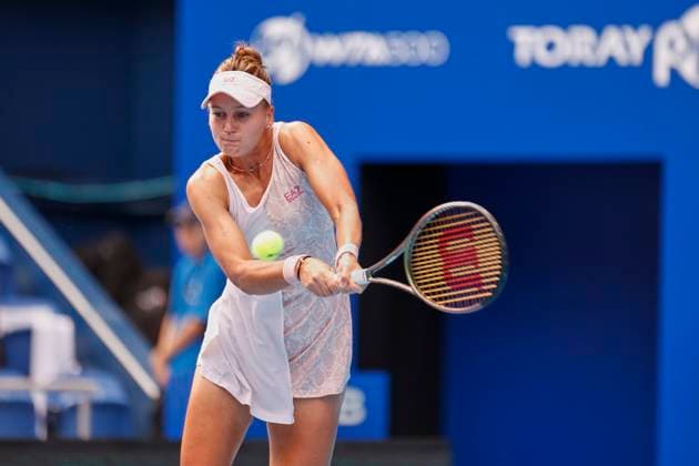 September 26, 2023, Tokyo, Japan: Veronika KUDERMETOVA (RUS) hits a return against Harriet DART (GBR) during their women s single match for the second day of the TORAY PAN PACIFIC OPEN TENNIS tournament 2023 at the Ariake Coliseum. The tournament is held from September 25 to October 1st. Kudermentova won 6-3, 7-6 Tokyo Japan - ZUMAm191 20230926_aap_m191_010 Copyright: xRodrigoxReyesxMarinx