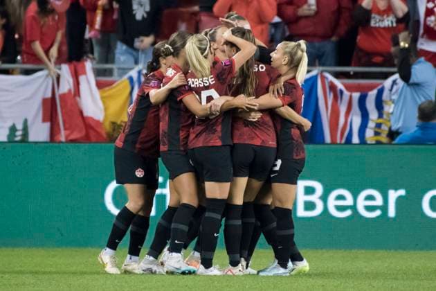 September 26, 2023, Toronto, Ontario, Canada: Canadian Soccer Teammates celebrate Cloe Lacasse 20 scoring a goal during the CONCACAF Women s Championship 2024 Olympic qualifier between Canada and Jamaica at BMO field in Toronto. The game ended 2-1 for Canada sending it to the Paris 2024 Olympic Games, Olympische Spiele, Olympia, OS Toronto Canada - ZUMAm154 20230926_zap_m154_042 Copyright: xAngelxMarchinix