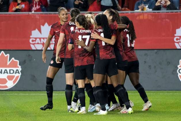 September 26, 2023, Toronto, Ontario, Canada: Canadian Soccer Teammates celebrate Jordyn Huitema 9 scoring a goal during the CONCACAF Women s Championship 2024 Olympic qualifier between Canada and Jamaica at BMO field in Toronto. The game ended 2-1 for Canada sending it to the Paris 2024 Olympic Games, Olympische Spiele, Olympia, OS Toronto Canada - ZUMAm154 20230926_zap_m154_044 Copyright: xAngelxMarchinix