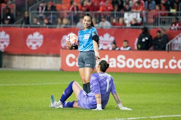 September 26, 2023, Toronto, Ontario, Canada: Referee Katia Garcia speaks with injured Kailen Sheridan 1 during the CONCACAF Women s Championship 2024 Olympic qualifier between Canada and Jamaica at BMO field in Toronto. The game ended 2-1 for Canada sending it to the Paris 2024 Olympic Games, Olympische Spiele, Olympia, OS Toronto Canada - ZUMAm154 20230926_zap_m154_052 Copyright: xAngelxMarchinix