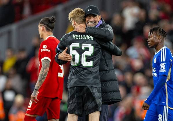 Sport Themen der Woche KW39 Sport Bilder des Tages Football - Football League Cup - 3rd Round - Liverpool FC v Leicester City FC LIVERPOOL, ENGLAND - Wednesday, September 27, 2023: Liverpool s manager Jürgen Klopp (R) embraces goalkeeper Caoimhin Kelleher after the Football League Cup 3rd Round match between Liverpool FC and Leicester City FC at Anfield. LIVERPOOL Anfield MERSEYSIDE ENGLAND  Copyright: xDavidxRawcliffex P2023-09-27-Liverpool_Leicester-75