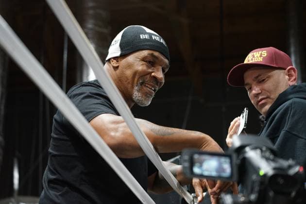 Sport Themen der Woche KW39 LAS VEGAS, NV - SEPTEMBER 26: Mike Tyson at the Tyson Fury vs. Francis Ngannou open workout on September 26, 2023, at Ngannou™s private gym in Las Vegas, NV. (Photo by Amy Kaplan Icon Sportswire) BOXING: SEP 26 Francis Ngannou Workout EDITORIAL USE ONLY Icon2309262606