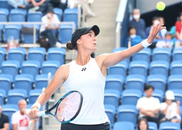 September 28, 2023, Tokyo, Japan - Anhelina Kalinina of Ukraine delivers a service against Caroline Garcia of France during the second round match of the Toray Pan Pacific Open tennis tournament at the Ariake Colosseum in Tokyo on Thursday, September 28, 2023. (photo by Yoshio Tsunoda AFLO) Noxthirdxpartyxsales  (0306194719st)