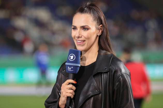 27 09 2023, xavx, football DFB Pokal 1 round, SV Wehen Wiesbaden RB Leipzig emspor, v l presenter, sports presenter, Esther Sedlaczek ARD DFL DFB REGULATIONS PROHIBIT ANY USE OF PHOTOGRAPHS as IMAGE SEQUENCES and or QUASI VIDEO Wiesbaden.