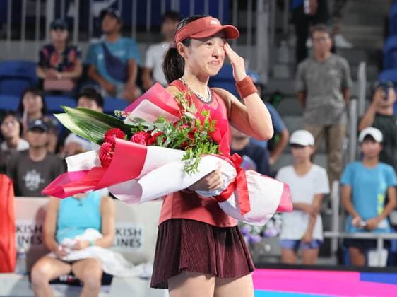 Sport Bilder des Tages September 28, 2023, Tokyo, Japan - Misaki Doi of Japan holds tears as she receives a flower buquet from former tennis player Kurumi Nara after her game at the second round match of the Toray pan Pacific Open tennis tournament at the Ariake Colosseum in Tokyo on Thursday, September 28, 2023. Doi was defeated by Maria Sakkari of Greece 3-6, 1-6 and withdrew from her professional carrier. (photo by Yoshio Tsunoda AFLO) Noxthirdxpartyxsales  (0306207855st)