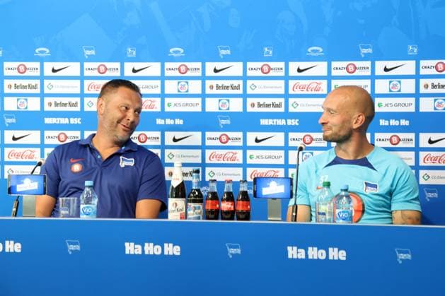 Sport Themen der Woche KW39 Sport Bilder des Tages DEU, Hertha BSC-PK, 28.09.2023, Hertha BSC Geschaeftsstelle, Berlin, DEU, Hertha BSC-PK, im Bild Cheftrainer Pal Dardai (Hertha BSC Berlin), Toni Leistner (Hertha BSC Berlin 37) Foto: Juergen Engler nordphoto GmbH *** DEU, Hertha BSC PK, 28 09 2023, Hertha BSC office, Berlin, DEU, Hertha BSC PK, in picture head coach Pal Dardai Hertha BSC Berlin , Toni Leistner Hertha BSC Berlin 37 Foto Juergen Engler nordphoto GmbH nordphotoxGmbHx xEngler nph00076