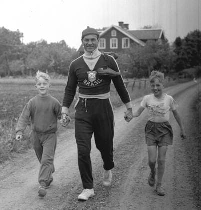 Fußball-Weltmeisterschaft 1958 in Schweden. Co.-Trainer Amaral (Brasilien) mit schwedischen Kindern auf dem Weg zum Training. *** Soccer World Cup 1958 in Sweden Co coach Amaral Brazil with Swedish children on the way to practice HM