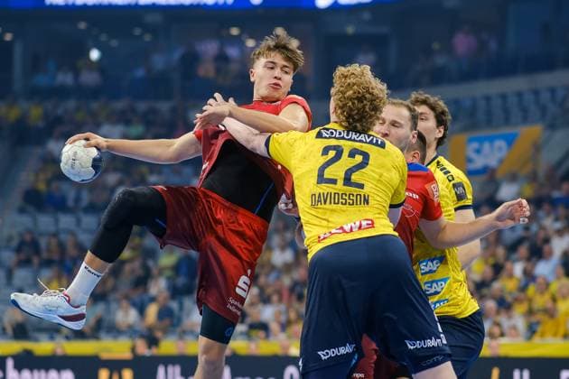 Sport Themen der Woche KW39 Sport Bilder des Tages Elias Huber (HBW Balingen-Weilstetten, 07) im Zweikampf mit Gustav Davidsson (Rhein Neckar Loewen, 22), GER, Rhein Neckar Löwen vs. HBW Balingen-Weilstetten, Handball, DKB Handball Bundesliga, 07.Spieltag , Saison 2023 2024, 28.09.2023, GER, Rhein Neckar Löwen vs. HBW Balingen-Weilstetten, Handball, DKB Handball Bundesliga, 07. Spieltag, Saison 2023 2024, 28.09.2023 Mannheim *** Elias Huber HBW Balingen Weilstetten, 07 in duel with Gustav Davidsson Rhein Neckar Loewen, 22 , GER, Rhein Neckar Löwen vs HBW Balingen Weilstetten, Handball, DKB Handball Bundesliga, 07 Matchday , Season 2023 2024, 28 09 2023, GER, Rhein Neckar Löwen vs HBW Balingen Weilstetten, Handball, DKB Handball Bundesliga, 07 Matchday , Season 2023 2024, 28 09 2023 Mannheim Copyright: xEibner-Pressefotox EP_EER