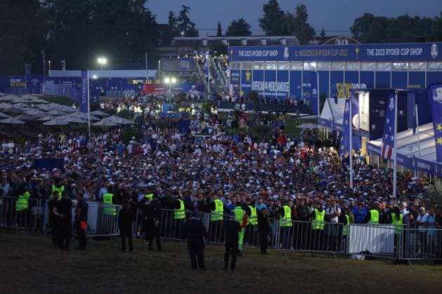 Golf match - Ryder Cup 2023 Rome, Italy 29.09.2023: thousands of spectators attend the first day of Foursomes Session at RYDER CUP 2023 at Marco Simone Golf & Country Club di Guidonia Montecelio, Roma Rome Italy  Copyright: xIPAxSport ABACAx BRIPASport20230929_320 IPAxSport ABACAx BRIPASport20230929_320