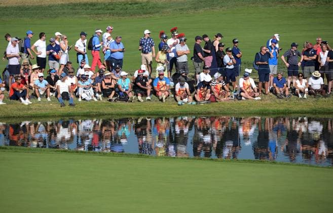 September 29, 2023, Rome: People attend the Foursomes matches on the first day of the 2023 Ryder Cup golf tournament at Marco Simone Golf Club in Guidonia, near Rome, Italy, 29 September 2023. The 44th Ryder Cup matches between the US and Europe will be held in Italy from 29 September to 01 October 2023. ANSA ETTORE FERRARI 2023 Ryder Cup golf tournament - Foursome matches  - ZUMAa110 20230929_zaf_a110_020 Copyright: xEttrorexFerrarix