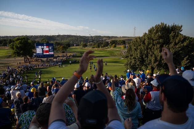 230929 Spectators applaud as Rory McIlroy and Matt Fitzpatrick of Team Europe win against Collin Morikawa and Xander Schauffele in a fourball match during day one of the Ryder Cup on September 29, 2023 in Rome Photo Mathias Bergeld BILDBYRAN kod MB MB0736 golf ryder cup day 1 bbeng fourball fyrboll  Copyright: MATHIASxBERGELD BB230929MB137