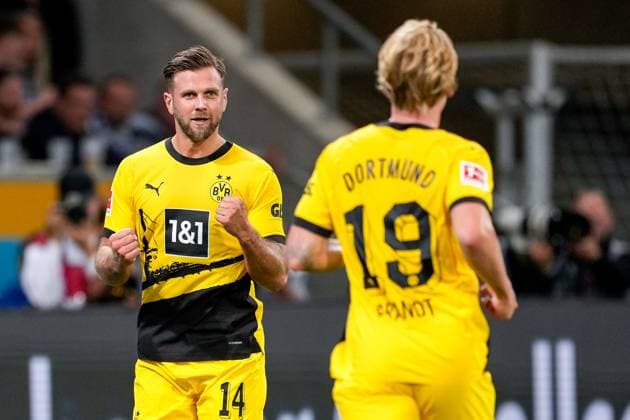 Sport Themen der Woche KW39 Sport Bilder des Tages v.li.: Niclas Füllkrug (BVB, 14), Julian Brandt (BVB, 19), Spieler von Borussia Dortmund (BVB 09), jubeln über das Tor zum 0:1, Jubel, Torjubel, Torerfolg, celebrate the goal, goal, celebration, Jubel ueber das Tor, optimistisch, Spielszene, Highlight, Action, Aktion, 29.09.2023, Sinsheim (Deutschland), Fussball, Bundesliga, TSG 1899 Hoffenheim - Borussia Dortmund, DFB DFL REGULATIONS PROHIBIT ANY USE OF PHOTOGRAPHS AS IMAGE SEQUENCES AND OR QUASI-VIDEO. *** f li Niclas Füllkrug BVB, 14 , Julian Brandt BVB, 19 , players of Borussia Dortmund BVB 09 , jubilate over the goal to 0 1, jubilation, goal celebration, celebrate the goal, goal, celebration, jubilation over the goal, optimistic, game scene, highlight, action, 29 09 2023, Sinsheim Germany , football, Bundesliga, TSG 1899 Hoffenheim Borussia Dortmund, DFB DFL REGULATES PROHIBIT ANY USE OF PHOTOGRAPHS AS IMAGE SEQUENCES AND OR QUASI VIDEO xozx