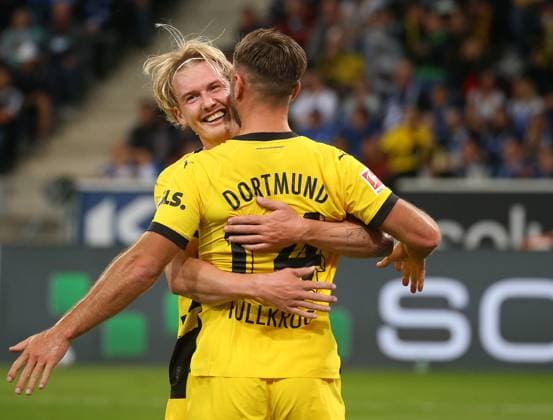 Sport Bilder des Tages 29.09.2023, Deutschland, Sinsheim, Fußball Bundesliga, Saison 2023 2024, TSG 1899 Hoffenheim vs. Borussia Dortmund, v.l. Julian Brandt freut sich mit den Torschützen Niclas Füllkrug über das Tor zum 0:1 Gemäß den Vorgaben der DFL Deutsche Fußball Liga ist es untersagt, in dem Stadion und oder vom Spiel angefertigte Fotoaufnahmen in Form von Sequenzbildern und oder videoähnlichen Fotostrecken zu verwerten bzw. verwerten zu lassen. *** 29 09 2023, Germany, Sinsheim, Fußball Bundesliga, Saison 2023 2024, TSG 1899 Hoffenheim vs Borussia Dortmund, v l Julian Brandt is happy with the goal scorer Niclas Füllkrug about the goal to 0 1 According to the regulations of the DFL Deutsche Fußball Liga it is prohibited to exploit or have exploited photographs taken in the stadium and or from the game in the form of sequence pictures and or video-like photo series