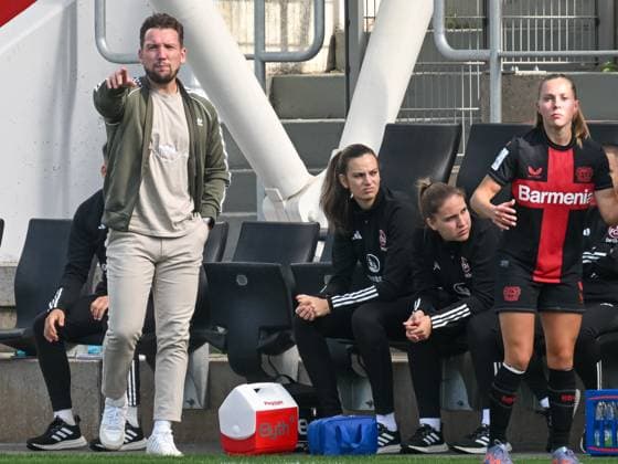 Thomas Oostendorp 1 FC Nuernberg, coach gives instructions to his team Besides Janou Levels Bayer 04 Leverkusen, 05 Bayer 04 Leverkusen vs 1 FC Nuernberg, Football, Google Pixel Womens Bundesliga, 02 Matchday, Season 2023 2024, 30 09 2023 DFL REGULATES PROHIBIT ANY USE OF PHOTOGRAPHS AS IMAGE SEQUENCES AND OR QUASI VIDEO Bayer 04 Leverkusen vs 1 FC Nuernberg, Football, Google Pixel Womens Bundesliga, 02 Matchday, Season 2023 2024, 30 09 2023 Leverkusen Copyright: xEibner-Pressefoto ThomasxHaeslerx EP_THR