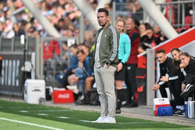 Thomas Oostendorp 1 FC Nuremberg, coach watches the game, 30 09 2023, Leverkusen Germany , football,google pixel womens national league bayer 04 Leverkusen 1 FC Nuremberg, DFB DFL REGULATES PROHIBIT ANY USE OF PHOTOGRAPHS AS IMAGE SEQUENCES AND OR QUASI VIDEO xmkx