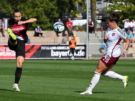 Sylwia Matysik Bayer 04 Leverkusen, 04 plays dewn ball directly before Elena Muehlemann 1 FC Nuernberg, 14 she can disrupt Bayer 04 Leverkusen vs 1 FC Nuernberg, Football, Google Pixel Womens Bundesliga, 02 Matchday, Season 2023 2024, 30 09 2023 DFL REGULATES PROHIBIT ANY USE OF PHOTOGRAPHS AS IMAGE SEQUENCES AND OR QUASI VIDEO Bayer 04 Leverkusen vs 1 FC Nuernberg, Football, Google Pixel Womens Bundesliga, 02 Matchday, Season 2023 2024, 30 09 2023 Leverkusen Copyright: xEibner-Pressefoto ThomasxHaeslerx EP_THR
