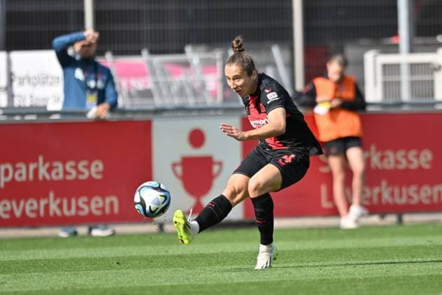 Sylwia Matysik B04, 4 plays the ball forward, 30 09 2023, Leverkusen Germany , football,google pixel womens Bundesliga bayer 04 Leverkusen 1 FC Nürnberg, DFB DFL REGULATES PROHIBIT ANY USE OF PHOTOGRAPHS AS IMAGE SEQUENCES AND OR QUASI VIDEO xmkx
