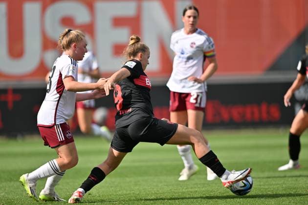 Nikola Karczewska B04, 9 shields the ball against Madeleine Steck 1 FC Nürnberg, 28, 30 09 2023, Leverkusen Germany , football,google pixel womens Bundesliga bayer 04 Leverkusen 1 FC Nürnberg, DFB DFL REGULATES PROHIBIT ANY USE OF PHOTOGRAPHS AS IMAGE SEQUENCES AND OR QUASI VIDEO xmkx