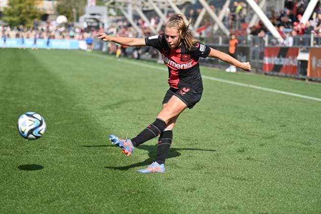 Janou Levels B04 , 5 with a cross, 30 09 2023, Leverkusen Germany , football,google pixel womens Bundesliga bayer 04 Leverkusen 1 FC Nürnberg, DFB DFL REGULATES PROHIBIT ANY USE OF PHOTOGRAPHS AS IMAGE SEQUENCES AND OR QUASI VIDEO xmkx