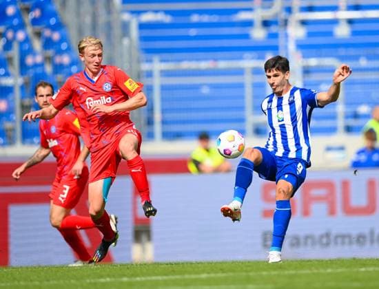 Sport Themen der Woche KW39 Sport Bilder des Tages Igor Matanovic (Karlsruher SC, 9) am Ball gegen Colin Kleine-Bekel (Holstein Kiel, 34), GER, Karlsruher SC vs. Holstein Kiel, Fussball, Herren, 2. Bundesliga, 8. Spieltag, Spielzeit 2023 2024, 30.09.2023, (DFL REGULATIONS PROHIBIT ANY USE OF PHOTOGRAPHS AS IMAGE SEQUENCES AND OR QUASI-VIDEO) GER, Karlsruher SC vs. Holstein Kiel, Sport, Fussball, Herren, 2. Bundesliga, 8. Spieltag, Spielzeit 2023 2024, 30.09.2023, Karlsruhe *** Igor Matanovic Karlsruher SC, 9 on the ball against Colin Kleine Bekel Holstein Kiel, 34 , GER, Karlsruher SC vs Holstein Kiel, Sports, Football, Men, 2 Bundesliga, Matchday 8, Season 2023 2024, 30 09 2023, DFL REGULATES PROHIBIT ANY USE OF PHOTOGRAPHS AS IMAGE SEQUENCES AND OR QUASI VIDEO GER, Karlsruher SC vs Holstein Kiel, Sports, Football, Men, 2 Bundesliga, 8 Spieltag, Spielzeit 2023 2024, 30 09 2023, Karlsruhe Copyright: xEibner-Pressefoto SilasxSchuellex EP_SSR