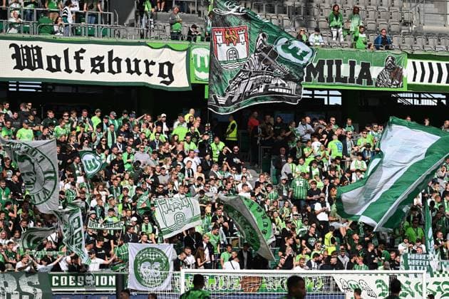 30 09 2023, xjhx, football 1 Bundesliga, VfL Wolfsburg Eintracht Frankfurt emspor, v l fans , emotions, flags, logo,sv mood, scarves, ultras, spectators DFL DFB REGULATES PROHIBIT ANY USE OF PHOTOGRAPHS as IMAGE SEQUENCES and or QUASI VIDEO Wolfsburg