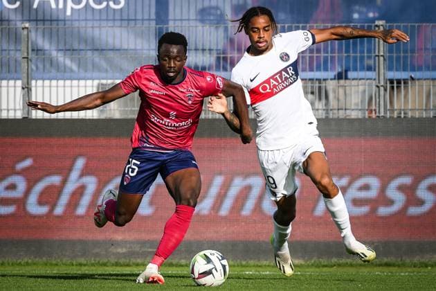 Sport Themen der Woche KW39 Sport Bilder des Tages September 30, 2023, Clermont-Ferrand, France, France: Cheick OUMAR KONATE of Clermont and Bradley BARCOLA of PSG during the Ligue 1 match between Clermont Foot 63 and Paris Saint-Germain (PSG) at Gabriel-Montpied Stadium on September 30, 2023 in Clermont-Ferrand, France. Clermont-Ferrand France - ZUMAm308 20230930_zsp_m308_001 Copyright: xMatthieuxMirvillex