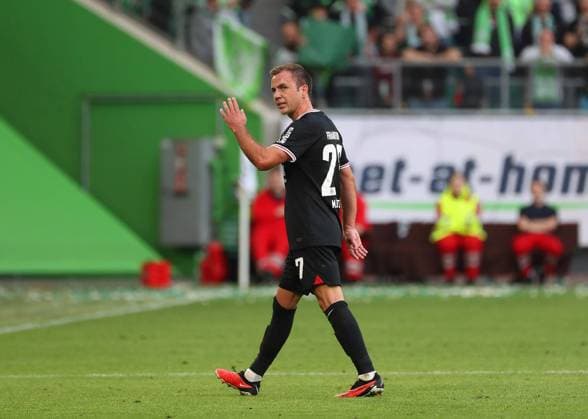 VfL vs Frankfurt, 1 BL Wolfsburg, 30 09 2023, FOOTBALL VfL Wolfsburg vs Eintracht Frankfurt, 1 BL, season 2023 24 Mario Götze Eintracht Frankfurt after yellow red card on the way to the dressing room Wolfsburg
