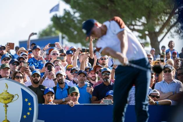 230930 Spectators watch Ludvig Aberg of Team Europe on the fourteenth tee in a fourball match during day 2 of the Ryder Cup on September 30, 2023 in Rome Photo Mathias Bergeld BILDBYRAN kod MB MB0737 golf ryder cup day 2 bbeng foursome publik  Copyright: MATHIASxBERGELD BB230930MB051