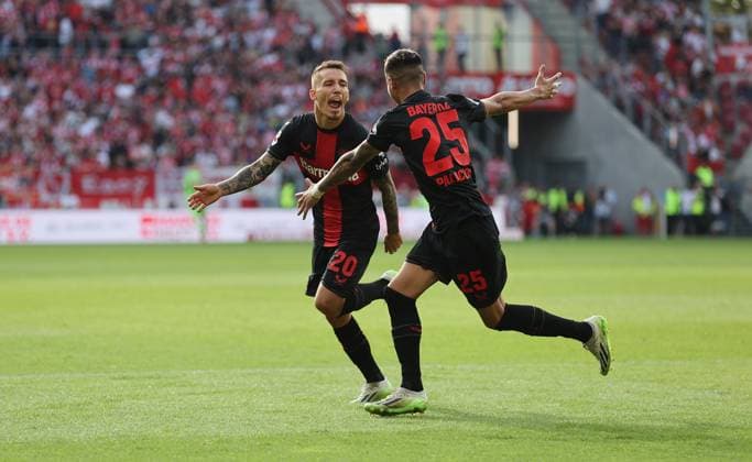 30 09 2023, Football Bundesliga, 1 FSV Mainz 05 Bayer 04 Leverkusen, emonline, emspor, v l , Goal celebration to 0 2 by Alejandro Grimaldo Bayer 04 Leverkusen , Goal celebration, celebrate the goal DFL DFB REGULATES PROHIBIT ANY USE OF PHOTOGRAPHS AS IMAGE SEQUENCES AND OR QUASI VIDEO xdcx Copyright: HMBxMedia Claus