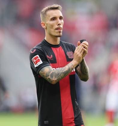 30 09 2023, Football Bundesliga, 1 FSV Mainz 05 Bayer 04 Leverkusen, emonline, emspor, v l , Alejandro Grimaldo Bayer 04 Leverkusen thanks the fans, thanks, thanks, team after the match, after the match, thanks the fans, applauds the fans DFL DFB REGULATES PROHIBIT ANY USE OF PHOTOGRAPHS AS IMAGE SEQUENCES AND OR QUASI VIDEO xdcx Copyright: HMBxMedia Claus
