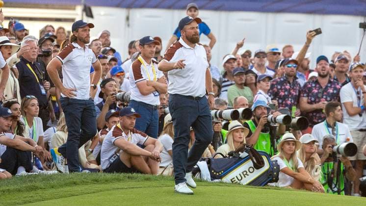 ROM 2023 09 30 Day 2 Foursome Tussles on the 18th green The match between McIlroy Fitzpatrick and Cantlay Clark was to be decided on the last hole When the USA had finished putting, they started to celebrate before Europe had putted, this upset Shane Lowry, Ireland, who took a few firm steps onto the green and told them what he thought of the move Photo Christer Höglund TT code 40750 Rome Italy GOLF x40750x  Copyright: xChristerxHöglund TTx RYDER CUP 2023