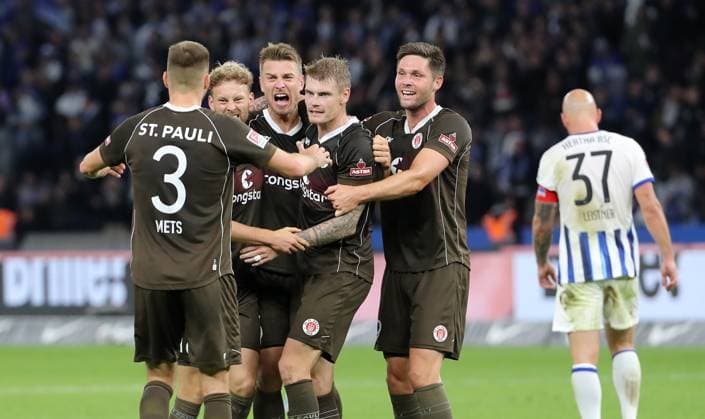 Sport Themen der Woche KW39 St.Pauli jubelt nach Schlußpfiff Spielende, re. Toni Leistner enttäuscht nach Spielende Enttäuschung Fußball Fussball DFL 2.Bundesliga Herren 8.Spieltag Saison 2023 2024 30.09.2023 Hertha BSC Berlin vs. FC St.Pauli DFL regulations prohibit any use of photographs as image sequences and or quasi-video *** St Pauli cheers after final whistle End of game, re Toni Leistner disappointed after end of game disappointment Sport Football Soccer DFL 2 Bundesliga Herren 8 Spieltag Saison 2023 2024 30 09 2023 Hertha BSC Berlin vs FC St Pauli DFL regulations prohibit any use of photographs as image sequences and or quasi video