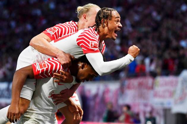 Sport Themen der Woche KW39 Sport Bilder des Tages Fußball 1. Bundesliga, Saison 2023 2024, 6. Spieltag RB Leipzig vs. FC Bayern München (30.09.2023) 2:2 (2:0) Torschütze Lois Openda (Mittelstuermer RB Leipzig, Rueckennummer 17, 17) (Mitte unten) erzielt das 1:0 beim Spiel RB Leipzig gegen Bayern München (20.01.2023) und jubelt. Mit Openda jubeln Xaver Schlager (Zentrales Mittelfeld RB Leipzig, Rueckennummer 24, 24) (li.) und Xavi Simons (Offensives Mittelfeld RB Leipzig, Rueckennummer 20, 20) (re.). Leipzig Sachsen Deutschland Red Bull Arena *** Soccer 1 Bundesliga, Season 2023 2024, 6 Matchday RB Leipzig vs FC Bayern Munich 30 09 2023 2 2 0 Goalscorer Lois Openda Midfielder RB Leipzig, back number 17, 17 center bottom scores the 1 0 during the match RB Leipzig vs Bayern Munich 20 01 2023 and cheers with Openda Xaver Schlager Central Midfield RB Leipzig, back number 24, 24 li and Xavi Simons Offensive Midfield RB Leipzig, back number 20, 20 r Leipzig Saxony Germany Red Bull Arena