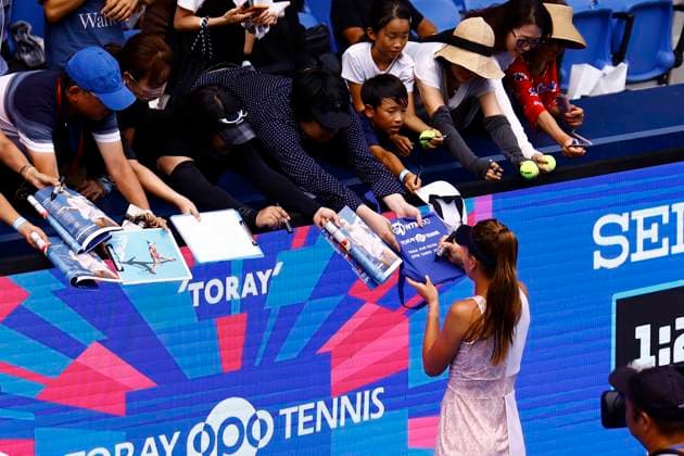 October 1, 2023, Tokyo, Japan: Veronika KUDERMETOVA (RUS) signs autographs for fans after winning the Singles Final match against Jessica PEGULA (USA) during the TORAY PAN PACIFIC OPEN TENNIS TOURNAMENT 2023 at Ariake Coliseum. The tournament is held from September 25 to October 1st. KUDERMENTOVA won 7-5, 6-1. Tokyo Japan - ZUMAm191 20231001_aap_m191_032 Copyright: xRodrigoxReyesxMarinx