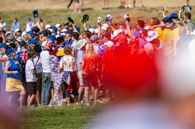 231001 Spectators wave their caps as Patrick Cantlay not pictured of Team USA is on the first tee in a singles match during day three of the Ryder Cup on October 1, 2023 in Rome Photo Mathias Bergeld BILDBYRAN kod MB MB0738 golf ryder cup day 3 bbeng  Copyright: MATHIASxBERGELD BB231001MB025